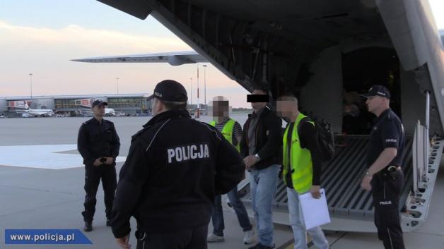 Kolejny konwój poszukiwanych dotarł do Polski