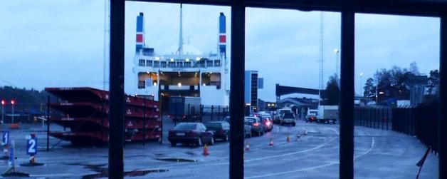 Konsulat RP w Szwecji kierowany przez Grzegorza Jagielskiego poprzez swoją niekompetencję naraził na 4-dniowy stres karmiącą matkę 1,5-miesięcznej Zuzi! Rodzina nie mogła odpłynąć promem do Polski!