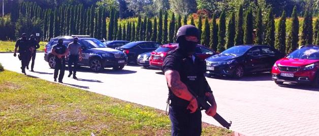 [VIDEO] Ludzie Rutkowskiego nadzorują dziś prawidłowy przebieg walnego zebrania udziałowców firmy ZM Invest SA w Ropczycach. Jego wojsko konwojuje udziałowców by bezpiecznie dotarli na to posiedzenie!