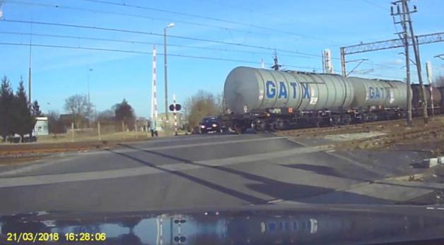 Kierowcy wstrzymali oddech ale nie wstrzymali myślenia. Sekundy od tragedii na przejeździe kolejowym