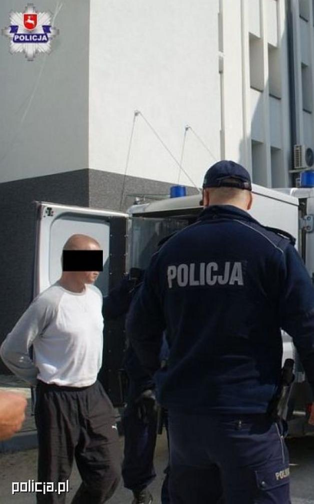 Zaryglowali drzwi w aucie i pozbawili wolności 19-latkę