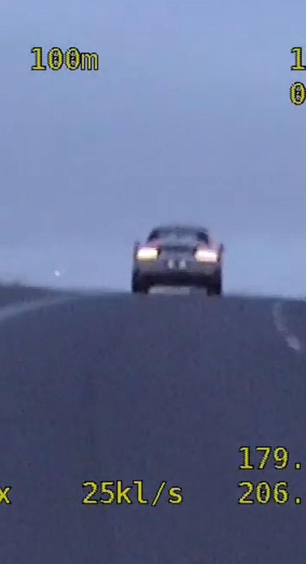 [VIDEO] Rażąco przekroczył prędkość, wyprzedzał na „podwójnej ciągłej” - efektem tego jest 15 punktów karnych i wysoki mandat dla nieodpowiedzialnego kierowcy