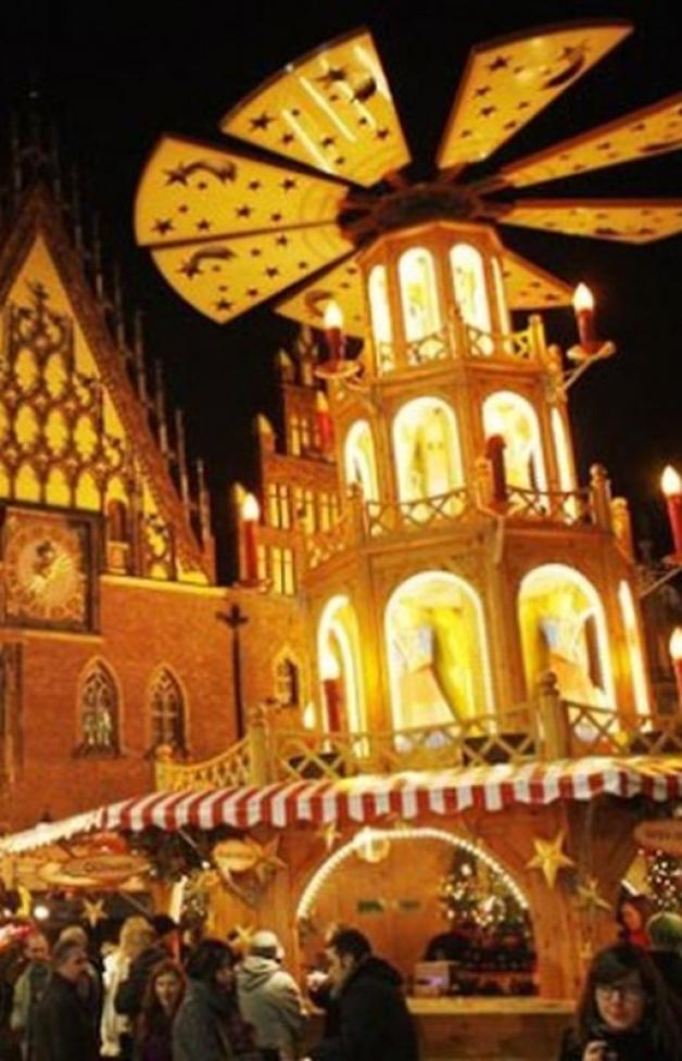 3-letni chłopiec z Korei Południowej zgubił się na wrocławskim Jarmarku Bożonarodzeniowym. Pomogli policjanci i turyści z Azji