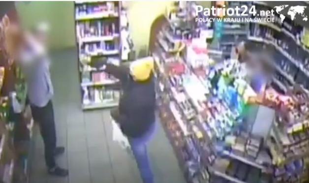 [VIDEO] 24-latka z pistoletem w Żabce! Szybka akcja pod kamerą monitoringu!