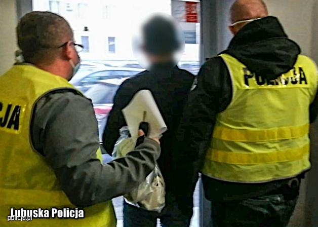 [VIDEO] Szybkie zatrzymanie mężczyzn odpowiedzialnych za brutalny rozbój na 85-letniej kobiecie