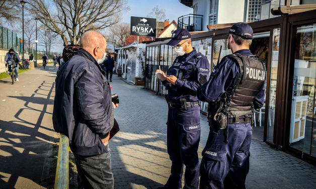 [VIDEO] Policjanci prowadzą działania na rzecz walki z koronawirusem