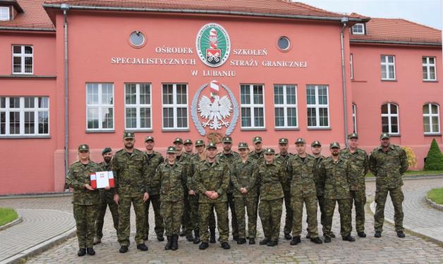 Dwa kontyngenty SG wyjechały na misje. Funkcjonariusze, którzy jadą do Macedonii, wiozą transport pomocy humanitarnej w postaci środków medycznych do walki z COVID-19.