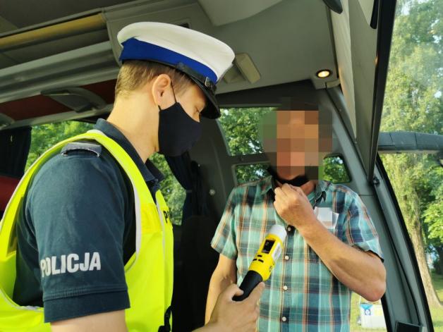 Mundurowi kontrolują autobusy