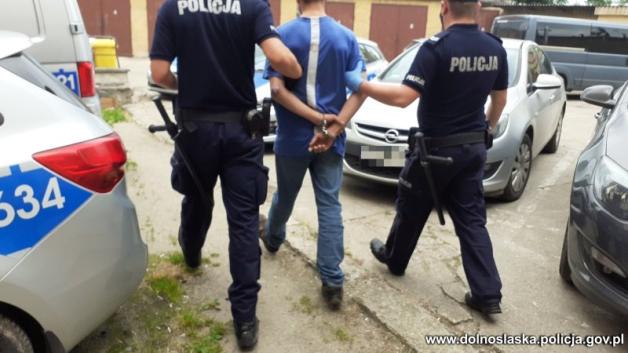 Tymczasowy areszt dla mężczyzny, który wielokrotnie złamał sądowy zakaz zbliżania się i pozbawił pokrzywdzoną wolności