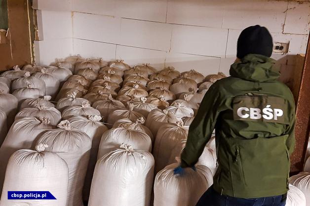 [VIDEO] Walka z przestępczością tytoniową ogranicza szarą strefę. W tym przemyt papierosów z Litwy przez Polskę do Europy Zachodniej 