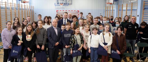 [VIDEO] Uczyć się to wasz obowiązek na kolejne miesiące – powiedział szef MEiN w SP nr 7 w Lublinie, gdzie spotkał się zarówno z polskimi uczniami, jak również z przyjętymi do szkoły dziećmi z Ukrainy