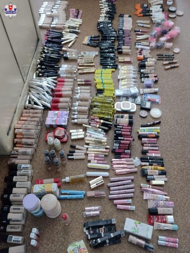 Kosmetyki ją uspokajają, kolekcjonerka w rękach policji