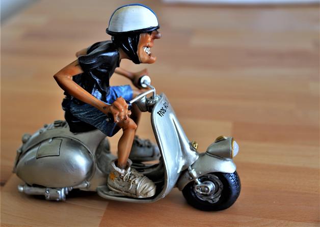 Zasnął na skuterze i zderzył się z drzewem