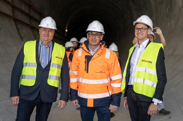 O stabilnym finansowaniu inwestycji minister infrastruktury Dariusz Klimczak wziął udział w wizycie na budowie tunelu średnicowego w Łodzi