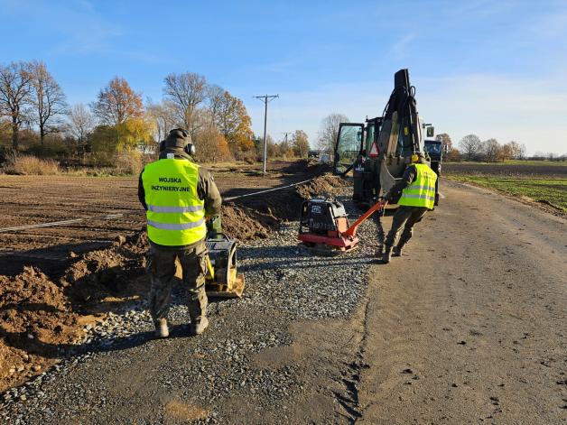 [VIDEO] Saperzy z Niska odbudowują drogę w powiecie nyskim